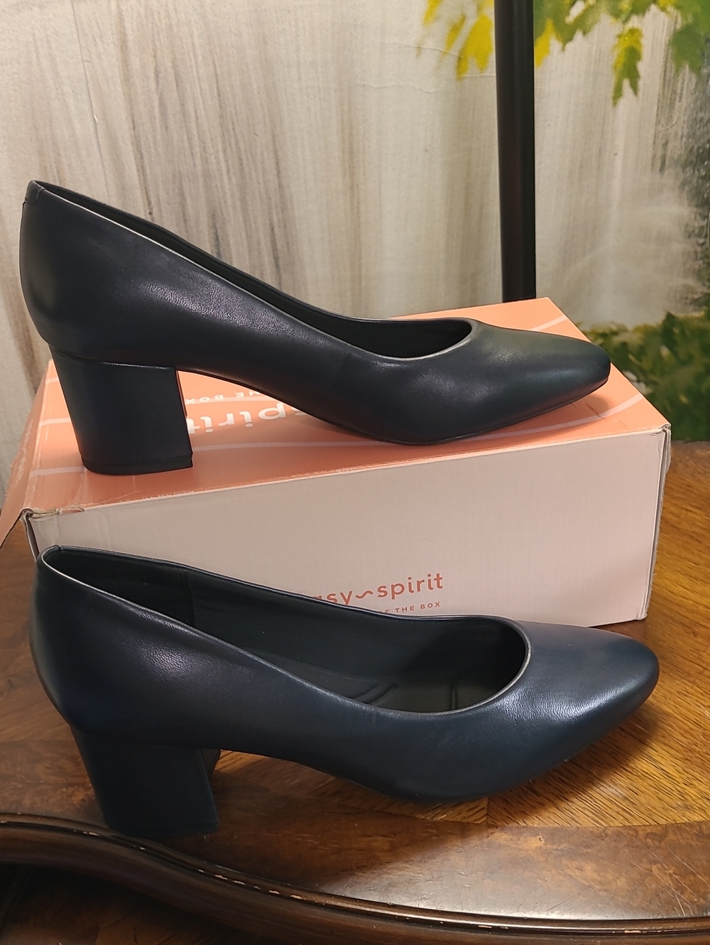 New in box! Easy Spirit Cosma Classic Navy Block Heel Pumps Womens 9.5 Wide